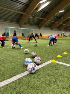 Keepere trener innendørs under keepercamp